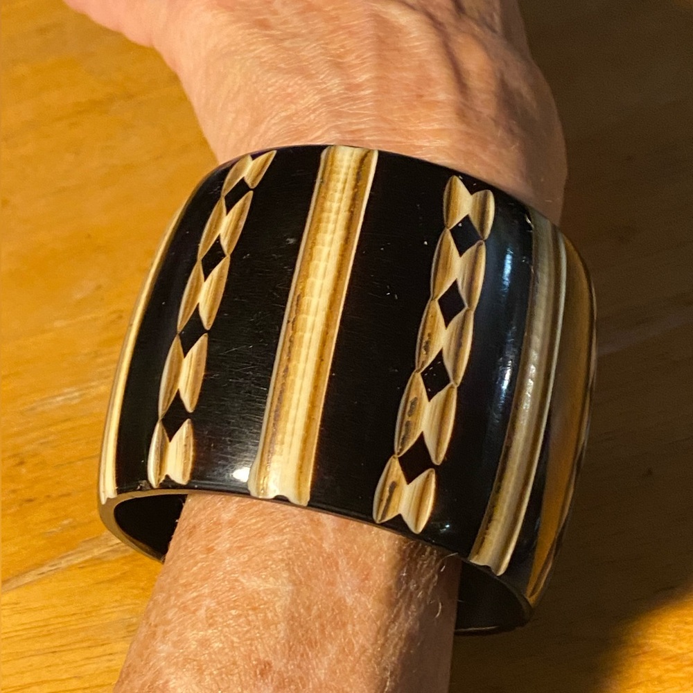 JEWELRY SALE Hand carved OOAK wide wood lacquer bangle bracelet,NWT,India